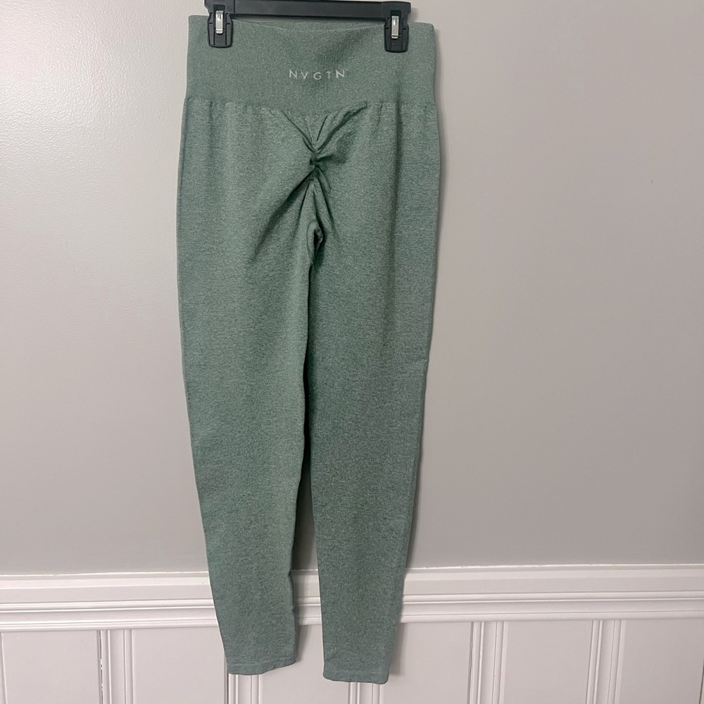 NVGTN scrunch workout leggings. Size medium.